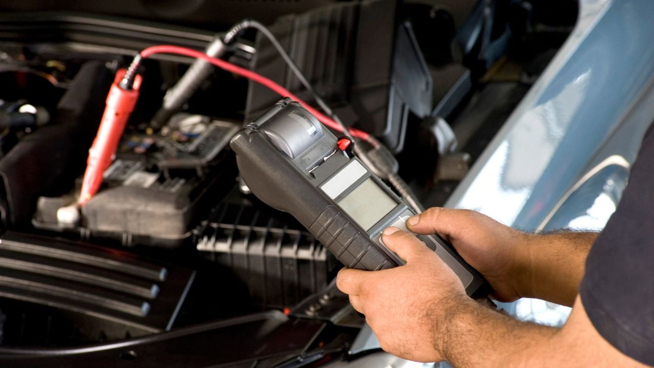 La batería también actúa como un regulador de voltaje.