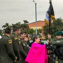 La alcaldesa de Bogotá, Claudia López, le entregó al teniente coronel Fredy Yamid Barbosa la bandera del nuevo comando élite multicrimen de la ciudad.