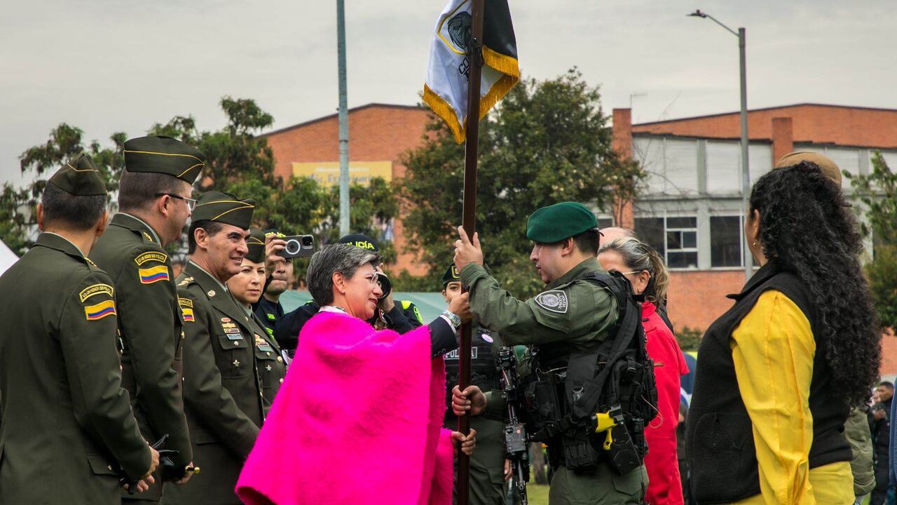 La alcaldesa de Bogotá, Claudia López, le entregó al teniente coronel Fredy Yamid Barbosa la bandera del nuevo comando élite multicrimen de la ciudad.