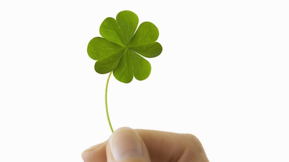 mano sosteniendo un trébol de 4 hojas