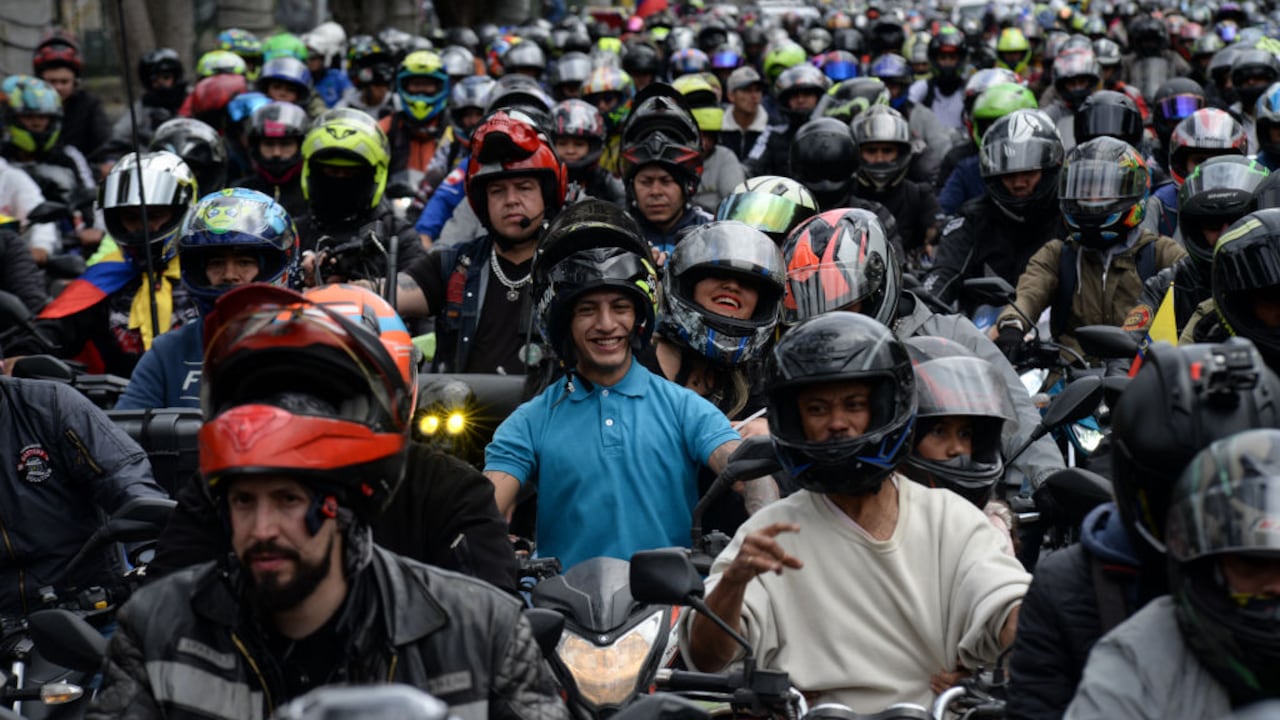 Motociclistas realizan una gran manifestación para denunciar algunos puntos relacionados con el aumento de la gasolina, el Seguro Obligatorio de Accidentes de Tránsito (Soat) y el estigma hacia este gremio, en Bogotá, Colombia, el 12 de octubre de 2022.