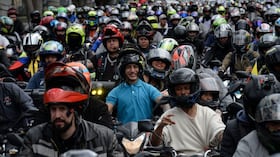 Motociclistas realizan una gran manifestación para denunciar algunos puntos relacionados con el aumento de la gasolina, el Seguro Obligatorio de Accidentes de Tránsito (SOAT) y el estigma hacia este gremio, en Bogotá, Colombia, el 12 de octubre de 2022