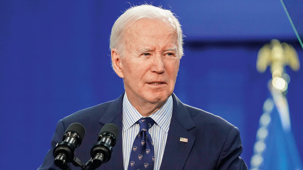 La posible reimposición de sanciones estadounidenses contra Venezuela tendría un costo para el vecino país de más de 2.000 millones de dólares. El presidente Biden es visto dentro de su nación como suave con Venezuela, mientras que el presidente Maduro sigue incumpliendo los llamados pactos de Barbados.