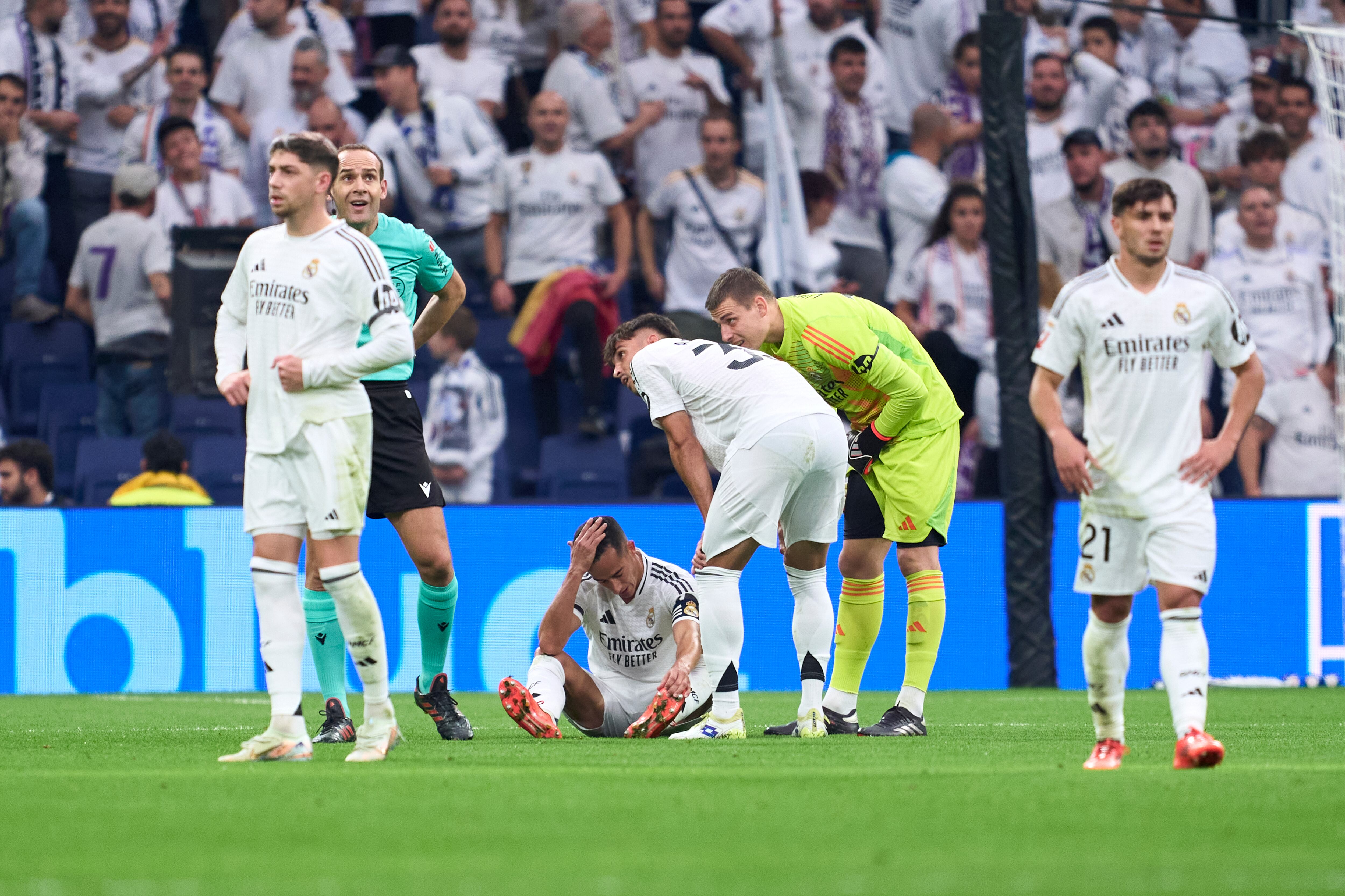 Lucas Vázquez en el suelo ante Osasuna.