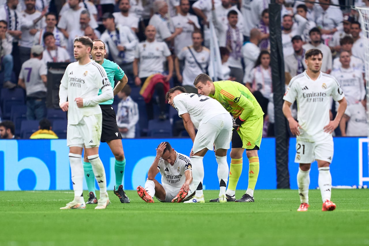 Lucas Vázquez en el suelo ante Osasuna.