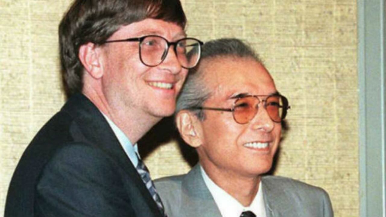 Yamauchi (der.) y Bill Gates trabajaron en un proyecto juntos en 1996.