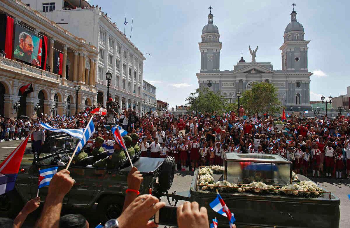 La gente canta "¡Soy Fidel!" Cuando la caravana que lleva las cenizas del fallecido líder cubano Fidel Castro sale del Parque Céspedes en Santiago de Cuba, el 3 de diciembre de 2016. Tras días de duelo nacional y un recorrido de sus cenizas por el campo, sus restos han llegado a la ciudad donde serán depositados. Foto: Dario López-Mills / AP.