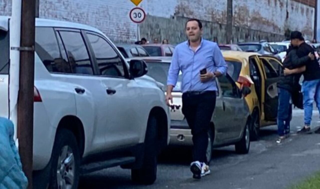 Alcalde es denunciado en redes sociales por intimidar a una mujer en una vía pública.