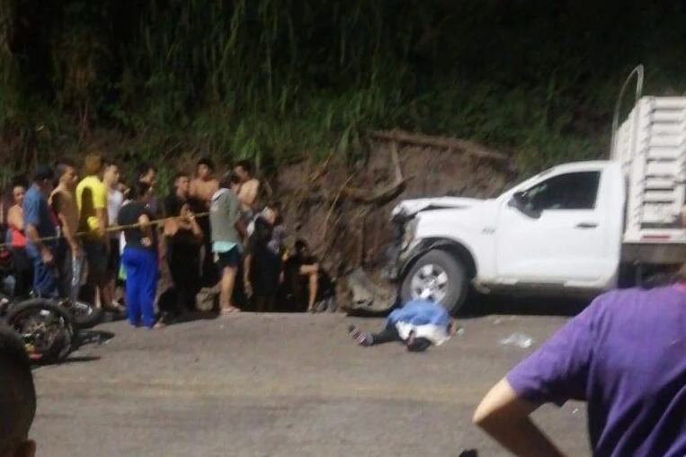 El joven se estrelló contra la parte frontal de una camioneta de estacas.