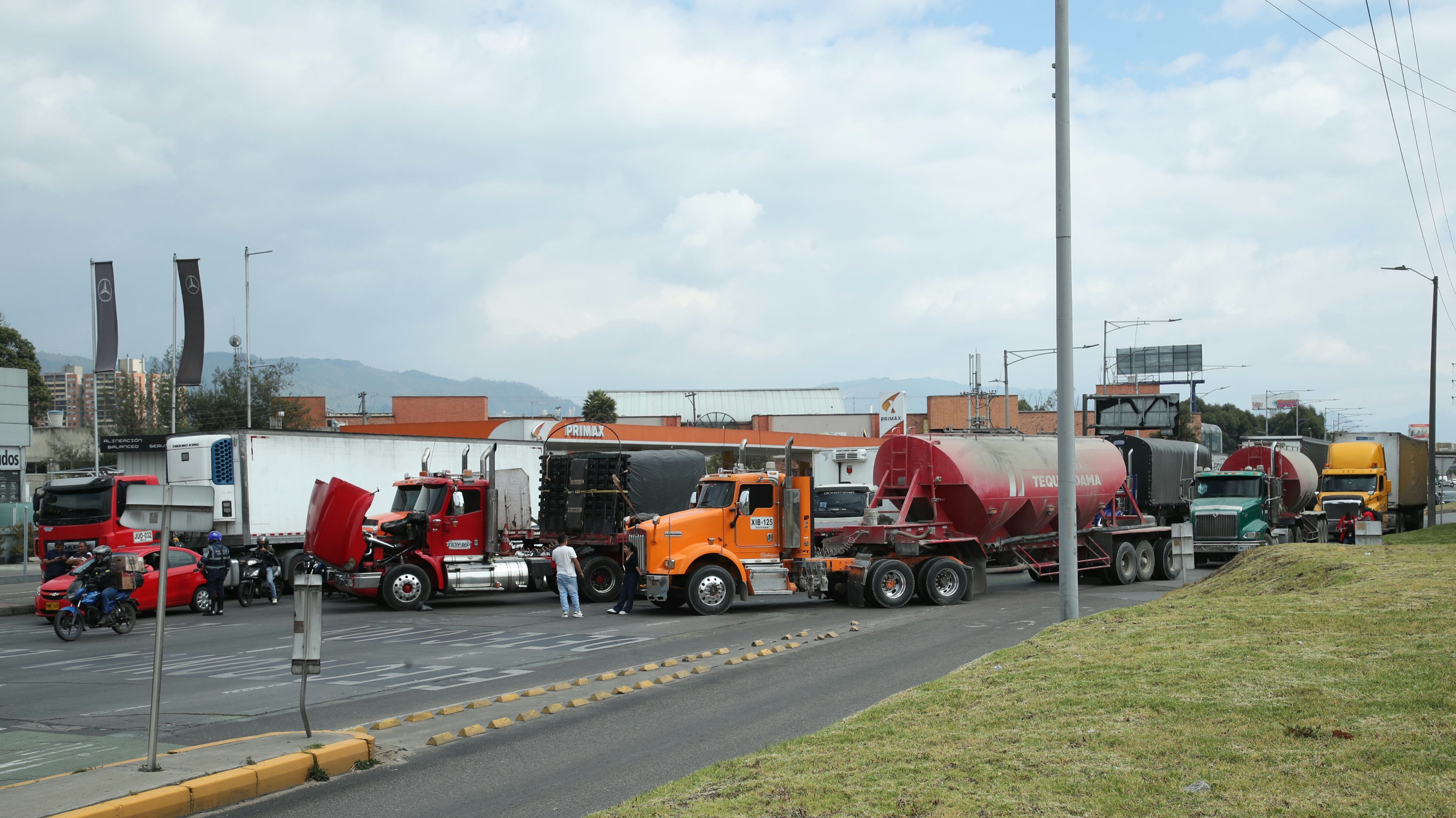 Paro de transportadores, camioneros en la autopista norte con calle 183
protestas por el alza al ACPM