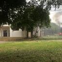 La detonación del carro bomba dejó un pequeño incendio en el que se incinera el auto. El hecho, por su parte afectó el cableado de la zona.