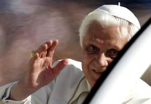 El Papa Benedict XVI saluda a los fieles desde su papamóvil, durante su audiencia general semanal en la plaza de San Pedro en el Vaticano.
El Papa visitará en enero la principal sinagoga en Roma, como parte del diálogo entre iglesias católicos y judíos. Benedicto XVI dijo el mes pasado que deseaba visitar la sinagoga para mostrar tanto su "proximidad personal" como la de toda la iglesia católica a la comunidad judía.
El predecesor de Benedicto XVI, Juan Pablo II, hizo una visita histórica a la misma sinagoga cerca del río Tíber en 1986.