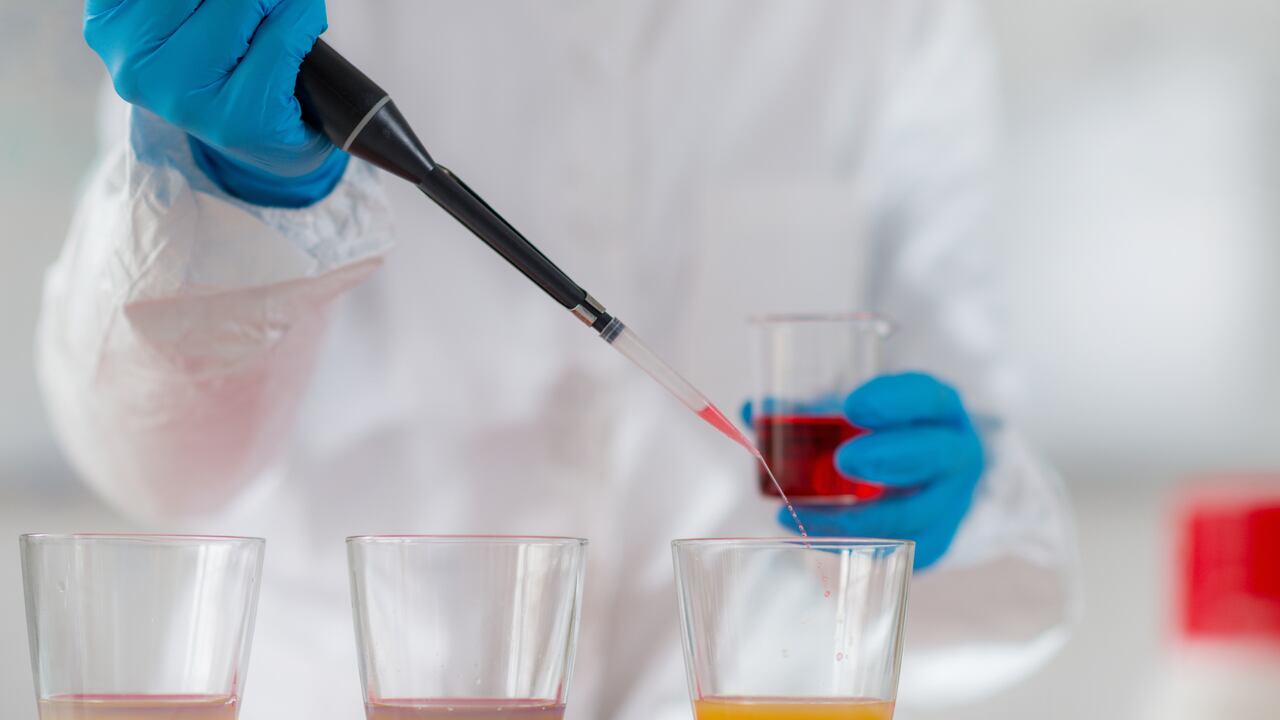 Prueba con pipeta para control de calidad en un laboratorio