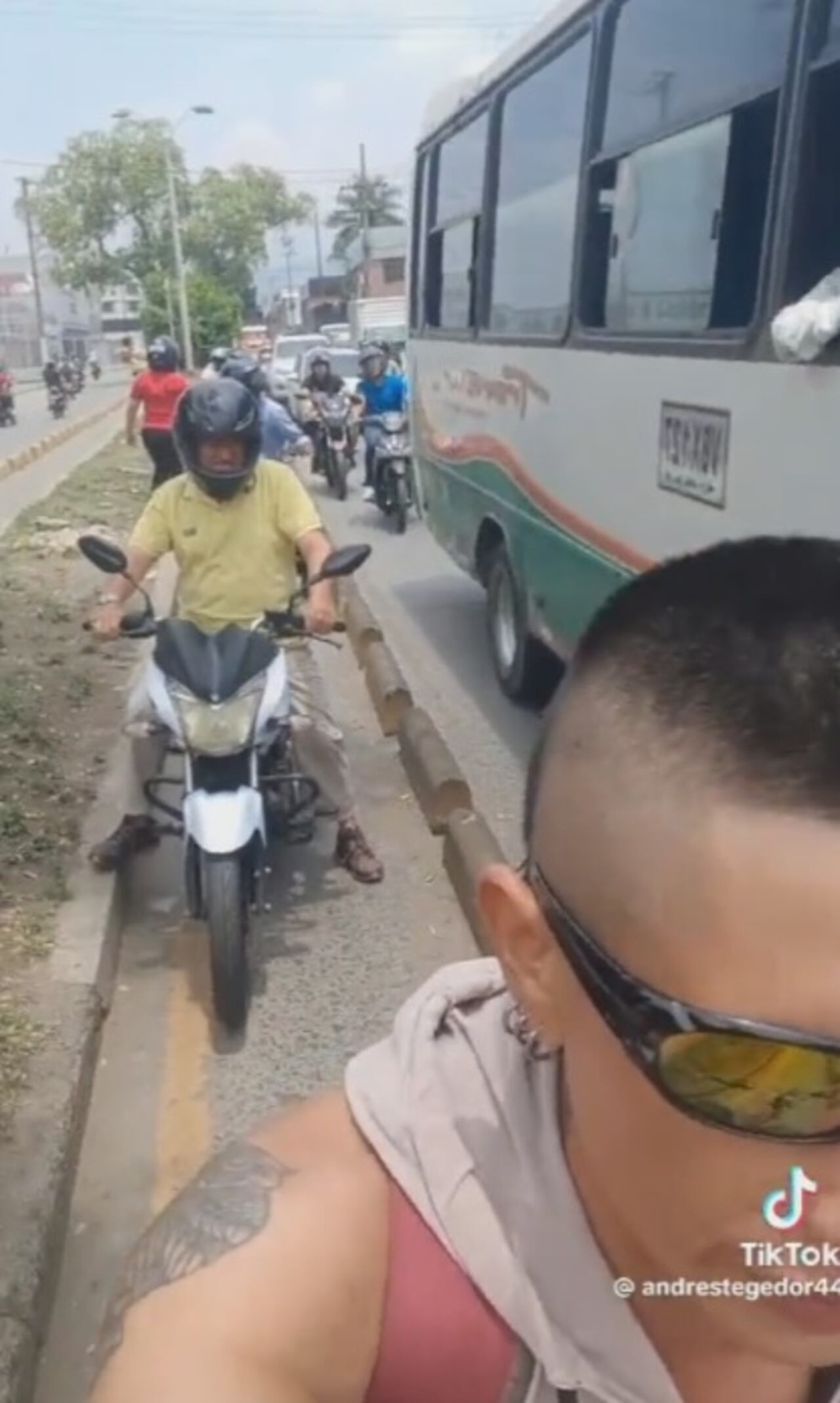 “Estoy ofendido”: el video viral de un ciclista que se enfrenta a motociclistas y los pone en su sitio por invadir ciclorruta en Cali.