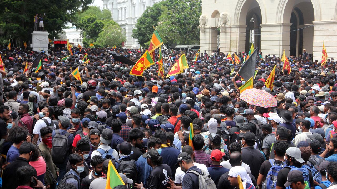 El presidente de Sri Lanka, Gotabaya Rajapaksa, huyó el sábado de su residencia oficial en Colombo minutos antes de que fuera asaltada por una multitud de manifestantes, que lo acusan de ser el responsable de la profunda crisis económica que atraviesa el país y quieren expulsarlo del poder. (Photo by AFP)