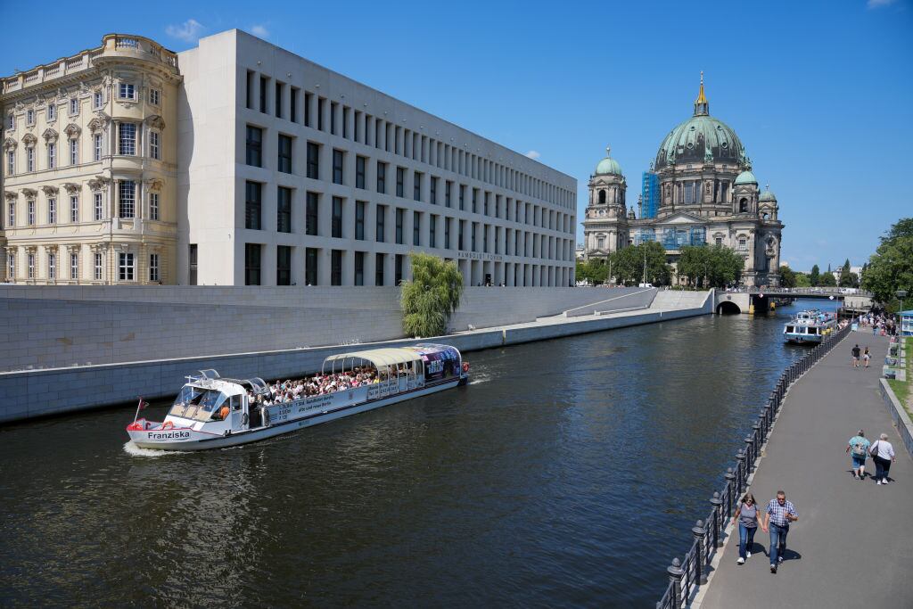 23 de julio de 2024 en Berlín: El barco de excursión 'Franziska' navega por el Foro Humboldt (r) en el Spree con un tiempo soleado y con el telón de fondo de la Catedral de Berlín. Foto de Soeren Stache/Picture Alliance vía Getty Images