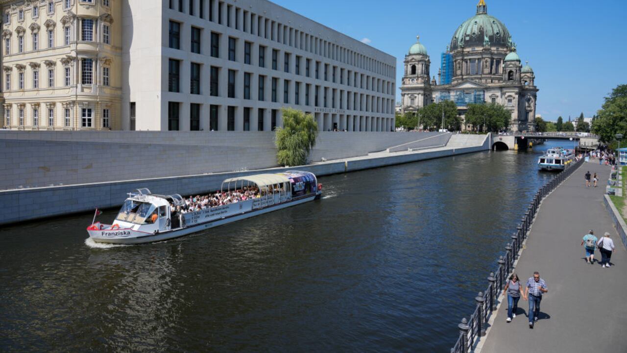 23 de julio de 2024 en Berlín: El barco de excursión 'Franziska' navega por el Foro Humboldt (r) en el Spree con un tiempo soleado y con el telón de fondo de la Catedral de Berlín. Foto de Soeren Stache/Picture Alliance vía Getty Images