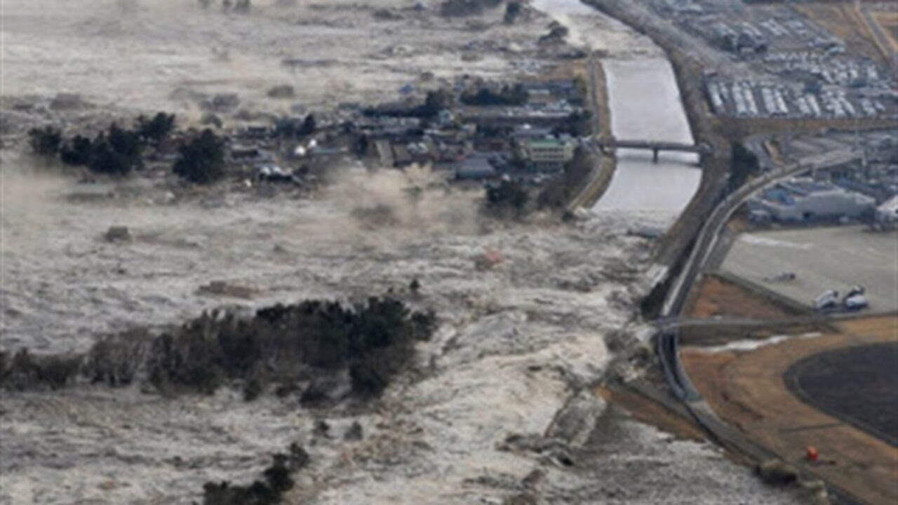 Impresionantes imágenes han mostrado la fuerza con la que el tsunami arrasó parte de las costas de Japón