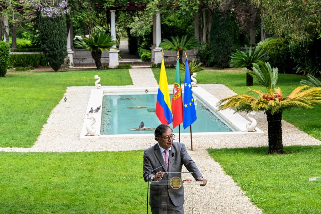 El presidente de Colombia, Gustavo Petro, pronuncia un discurso durante una conferencia de prensa conjunta con el primer ministro portugués, Antonio Costa (no visto), al final de su reunión bilateral en la que discutieron la cooperación en energía y la lucha contra el narcotráfico en la residencia oficial del primer ministro en Sao Bento. , el 6 de mayo de 2023, en Lisboa, Portugal (Foto de Horacio Villalobos#Corbis/Corbis vía Getty Images)