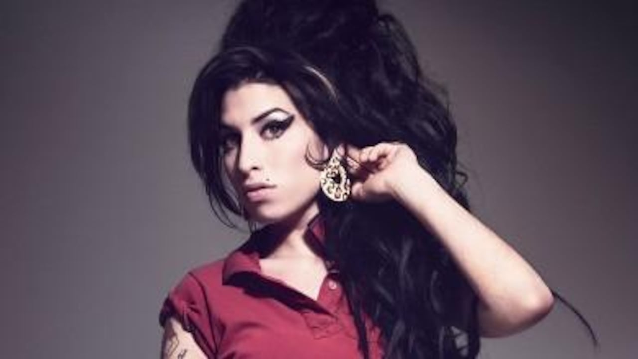 La cantante inglesa Amy Winehouse fue encontrada el sábado muerta en su apartamento a los 27 años.