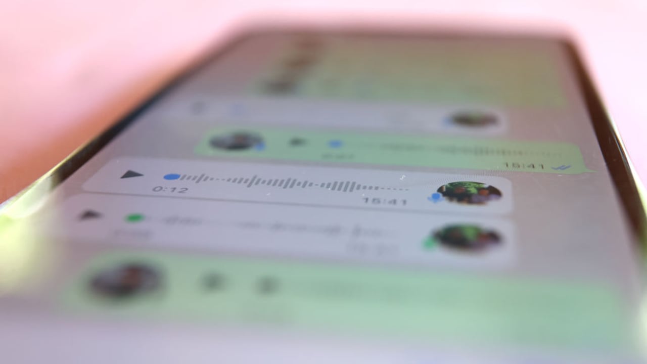 Los mensajes fijos en WhatsApp podrían eliminarse de forma automática.