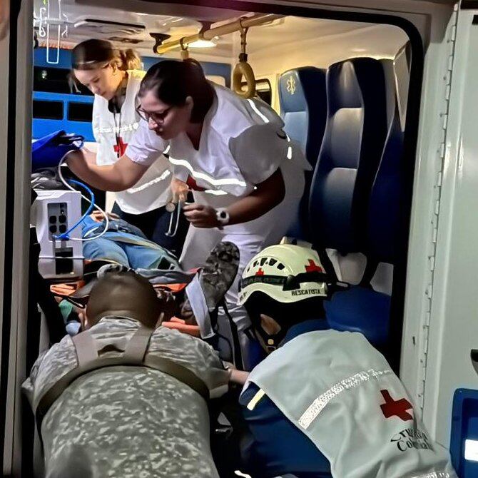 Rescatista de la Cruz Roja accidentado en búsqueda de parapentista Luis Adriano Sanabria, desaparecido en Acacías, Meta.