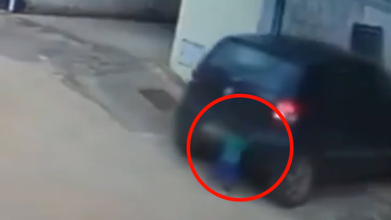 En video quedó registrado como el hombre, sin darse cuenta de la presencia del niño, reversa su vehículo.