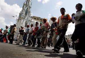 Más de 5.000 indígenas provenientes del Cauca lideran una marcha que partió de la Universidad del Valle, al sur de Cali, hasta Bogotá, donde esperan llegar en una o dos semanas.
Al Coliseo de Palmira han llegado hasta el momento cerca de 2.000 personas provenientes de Florida, Pradera y otras regiones del país. Cerca de 30 cambuches están listos para cobijarlos durante la noche y otro tanto espera por los que vienen desde Cali. A las 7:00 p.m. se realizará una audiencia pública para hablar sobre las exigencias que hacen las comunidades indígenas.