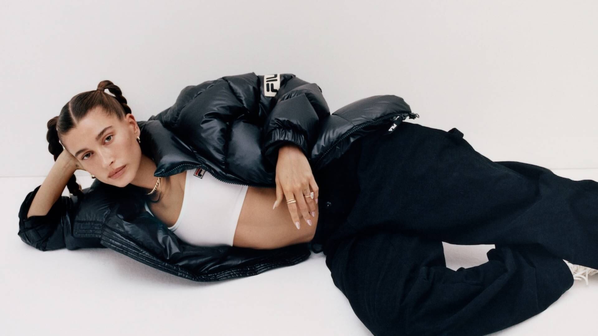 Hailey Bieber es la nueva imagen de FILA.