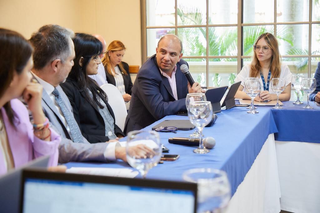 Carlos Camargo, defensor del Pueblo, habla con funcionarios de la CIDH en Barranquilla.