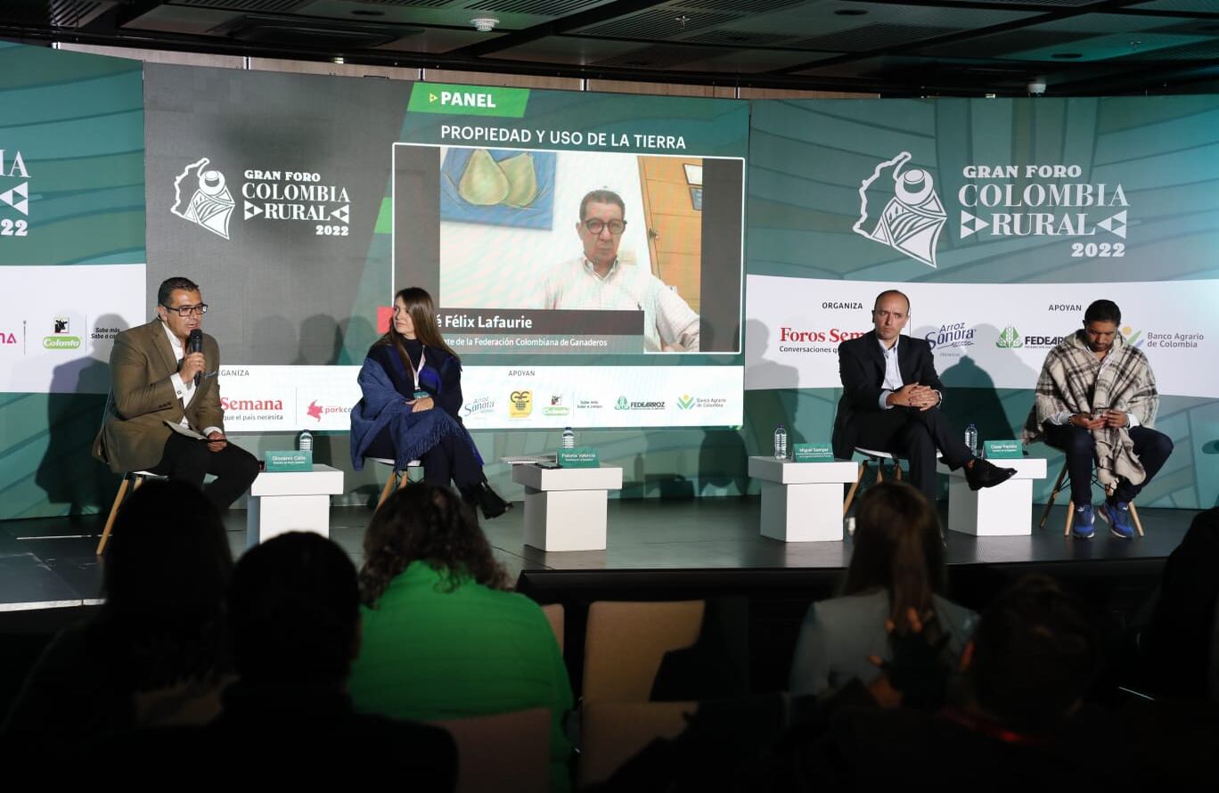 Giovanni Celis, director de Red+ Noticias;  Paloma Valencia, senadora de la República; José Félix Lafaurie, presidente de la Federación Colombiana de Ganaderos; Miguel Samper, presidente de Asocolcanna y exdirector de la Agencia Nacional de Tierras; César Pachón, senador de la República.