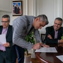 Diego Enrique Vargas, exsubdirector para el Manejo de Desastres nombrado por Luis Fernando Velasco, enfrenta acusaciones por maletín con dinero en efectivo.