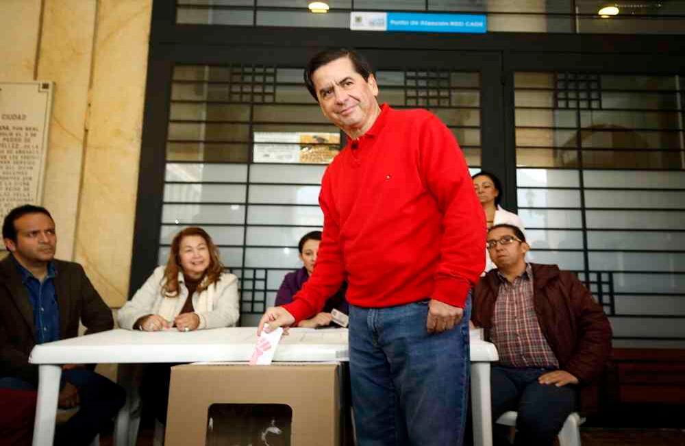Juan Fernando Cristo vota el domingo 19 de noviembre de 2017, durante la consulta popular del Partido Liberal en la que se escogerá al candidato único de los rojos —entre él y Humberto De la Calle Lombana— para las presidenciales del 2018. Foto: Guillermo Torres Reina / SEMANA