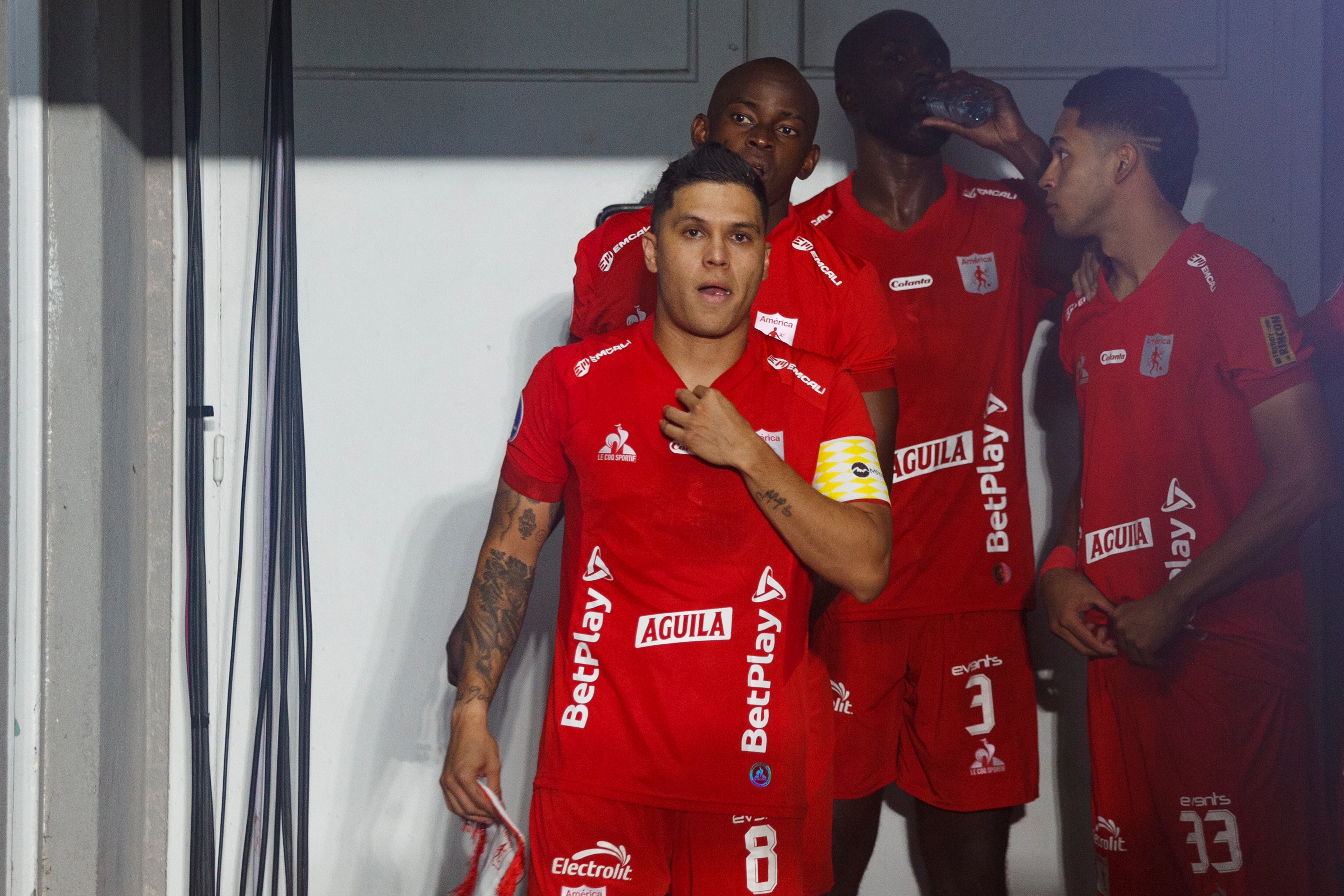 BUENOS AIRES, ARGENTINA - APRIL 23: Juan Quintero and teammates of América de Cali getting into the field prior to the Copa CONMEBOL Sudamericana 2025 match between Huracán and America de Cali at Tomas Adolfo Duco Stadium on April 23, 2025 in Buenos Aires, Argentina. (Photo by Patricia Pérez Ferraro/Eurasia Sport Images/Getty Images)