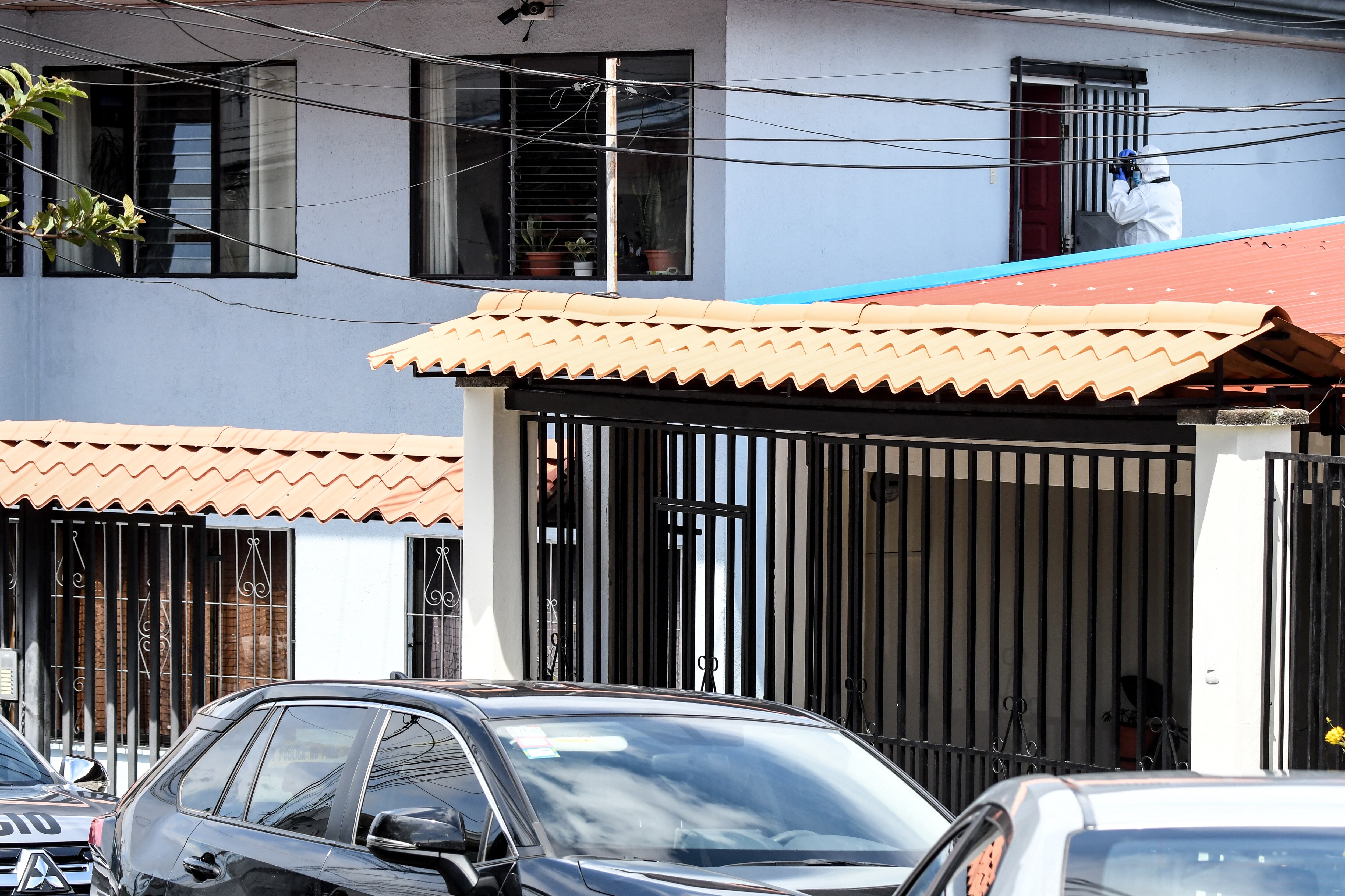 Un agente del Organismo de Investigación Judicial (OIJ) de Costa Rica toma fotos del lugar donde fue asesinado el oficial retirado del Ejército nicaragüense Roberto Samcam, en el condominio Naples de San José, el 19 de junio de 2025.