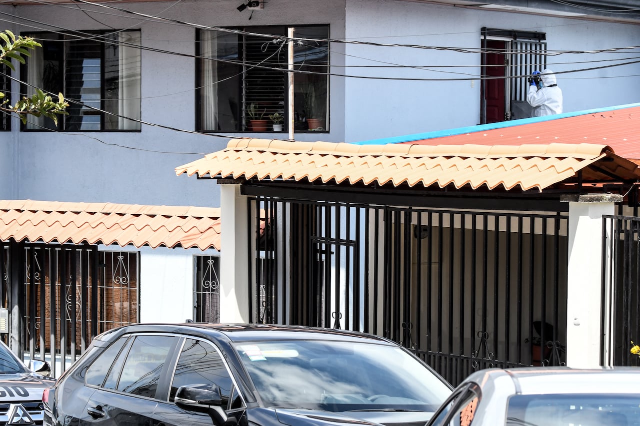 Un agente del Organismo de Investigación Judicial (OIJ) de Costa Rica toma fotos del lugar donde fue asesinado el oficial retirado del Ejército nicaragüense Roberto Samcam, en el condominio Naples de San José, el 19 de junio de 2025.