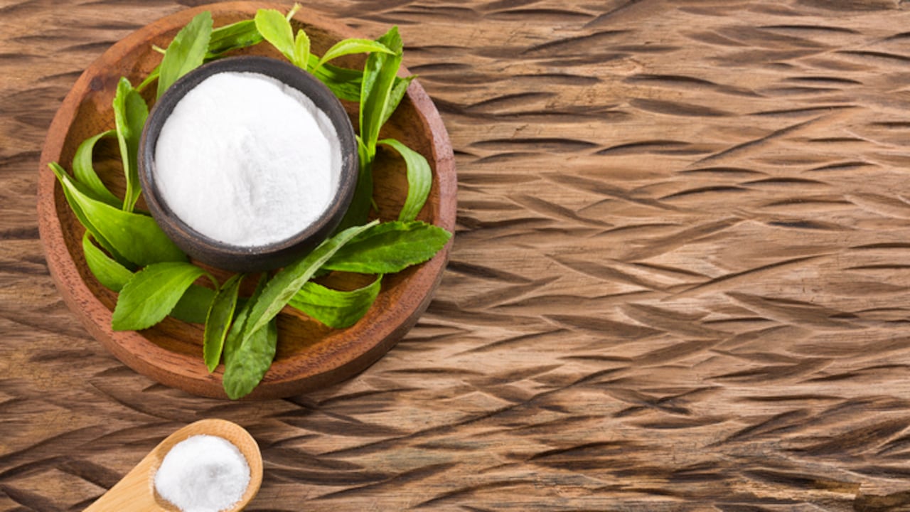 La stevia es un edulcorante natural que se obtiene a partir de la planta Stevia rebaudiana bertoni.