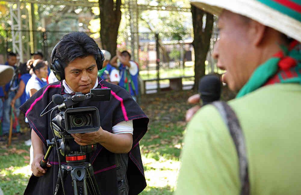 Didier Chirimuscay. A las 9:00 de la mañana, una guardia indígena compuesta por 102 representantes de todas las etnias de Colombia, le hará una calle de honor al papa Francisco antes de que este se revista en la sacristía. Al parecer, al final de la calle de honor, armonizarán al papa con medicina tradicional.