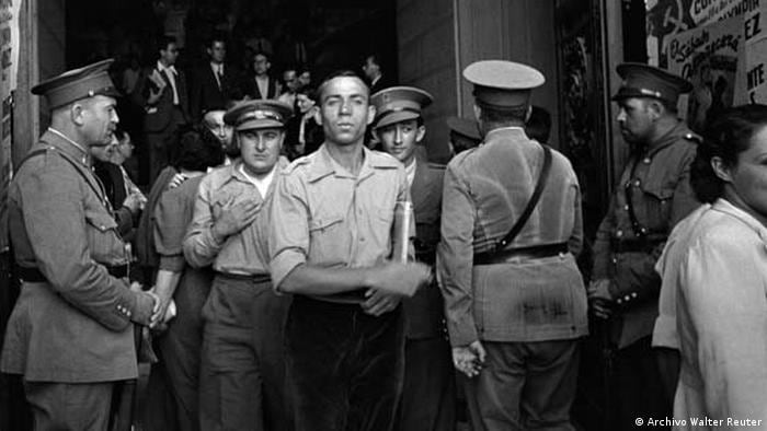 Miguel Hernández: poesía segada
El poeta Miguel Hernández a la salida del Congreso de Escritores para la Defensa de la Cultura. Valencia, 4 de julio de 1937. Foto Walter Reuter©. Fondo Guillermo Fernández Zúñiga.