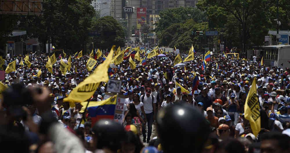 Para María Corina Machado, a Maduro están rebelándosele también las bases de la Policía y el Ejército, las fuerzas represivas.  