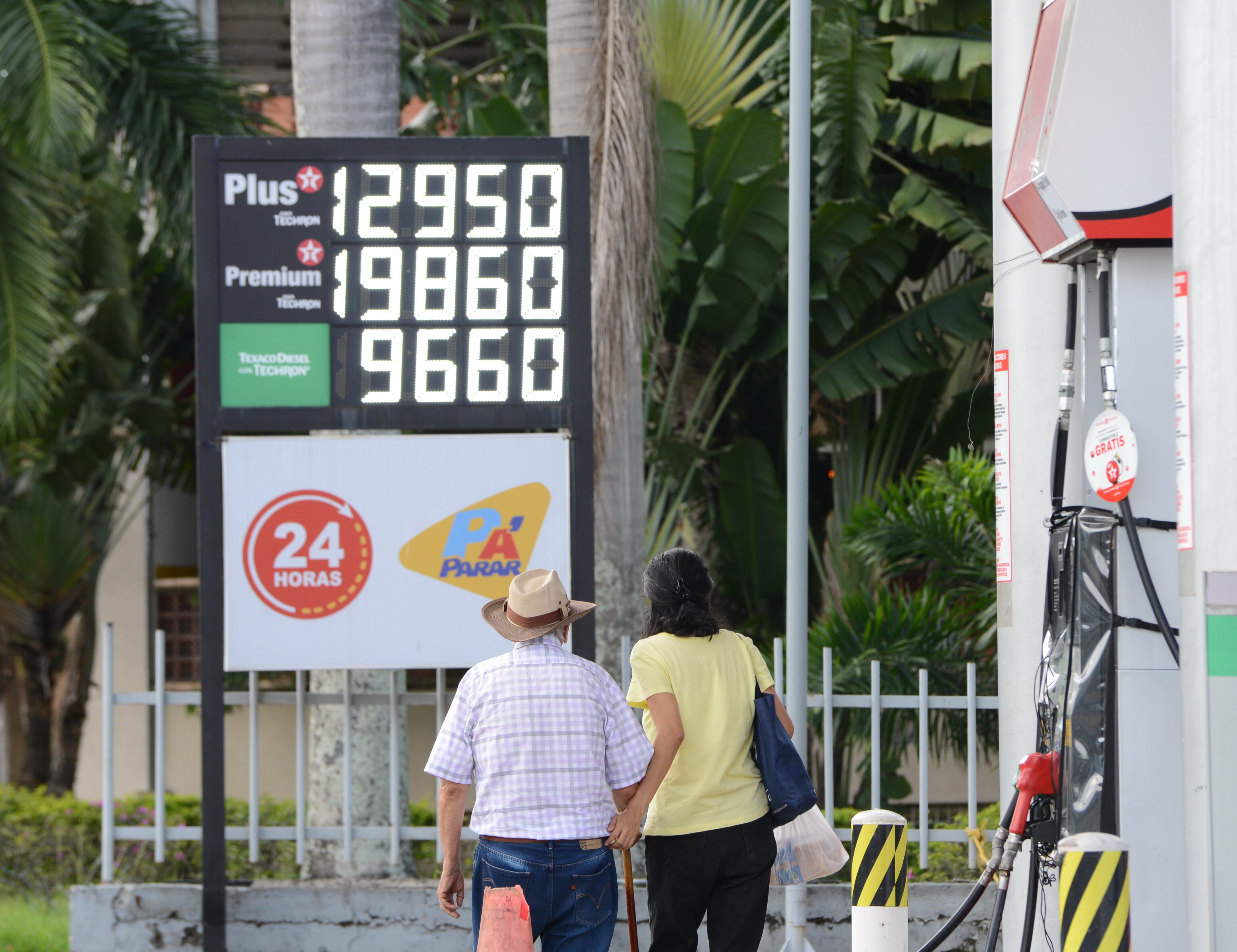 Cali: Economía. Nuevamente, el precio de la gasolina corriente se incrementó en 600 pesos, igual que el mes pasado, llegado en Cali a los casi 13 mil pesos por galón en ciertas estaciones.Todo esto dentro de las últimas declaraciones del presidente Gustavo Petro dice que no habrá cambios en política de importación de gasolina