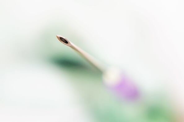 Al menos una veintena de mujeres en España ha reportado ataques con agujas en discotecas.