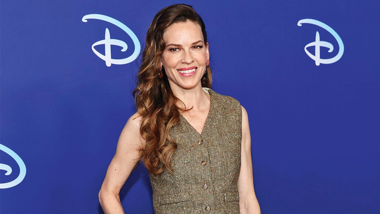Hilary Swank anunció su embarazo de gemelos a los 48 años.