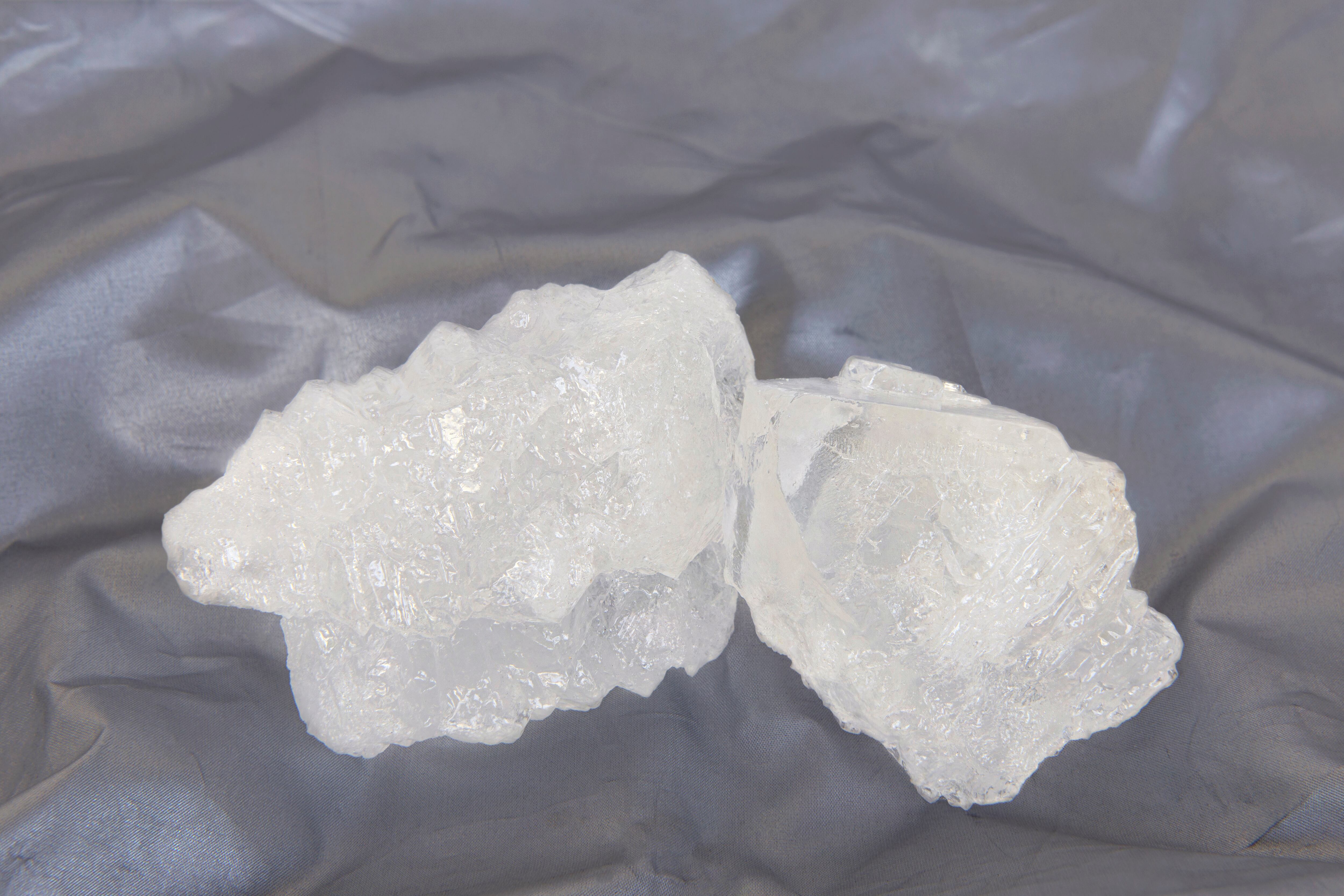 Muchos son los usos y beneficios de la piedra de alumbre.