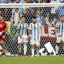 Lionel Messi y, a su espalda, Leandro Paredes, Enzo Fernández, Dibu Martínez y Alexis Mac Allister.
