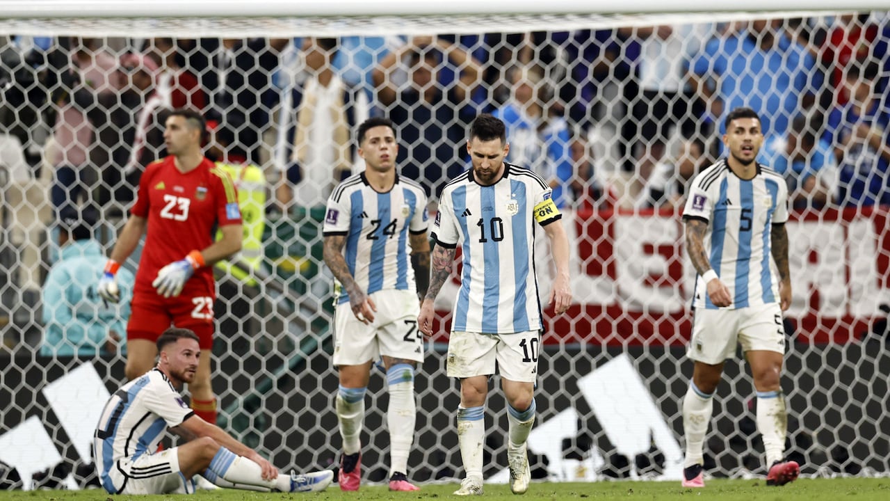 Lionel Messi y, a su espalda, Leandro Paredes, Enzo Fernández, Dibu Martínez y Alexis Mac Allister.