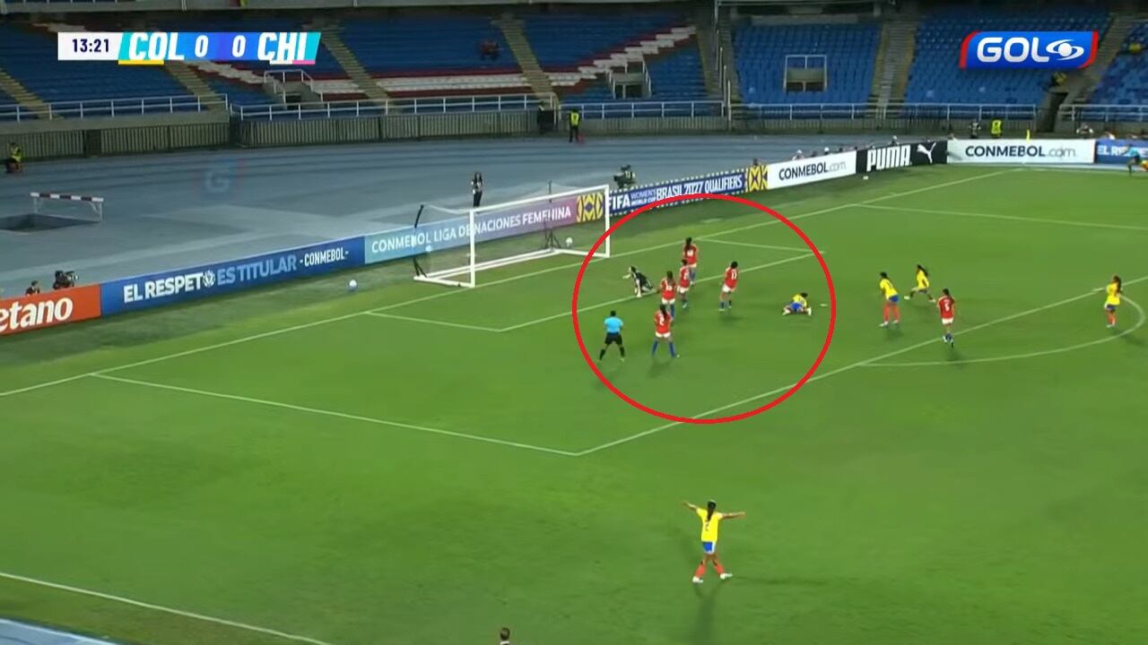Momento en que Linda Caicedo marca el gol ante Chile.