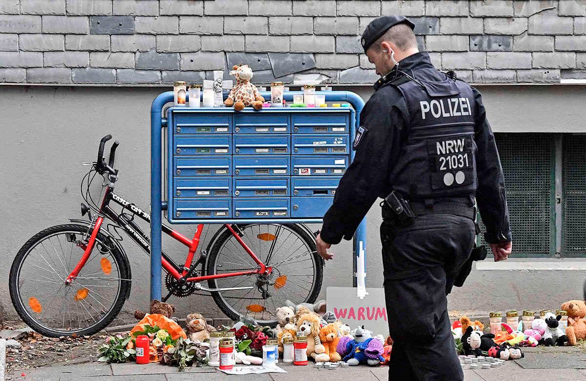 La policía deja velas y ositos de peluche a la entrada de una casa donde se encontraron cinco niños muertos en Solingen, Alemania, el 4 de septiembre de 2020. La policía dice que los cinco pequeños fueron encontrados muertos el jueves en el apartamento en Solingen, su madre es sospechosa de matarlos. La policía dijo que la mujer de 27 años saltó a un tren en Düsseldorf y fue llevada a un hospital con heridas. Solo sobrevivió uno de sus hijos que fue enviado con su abuela. Foto: Martin Meissner / AP  
