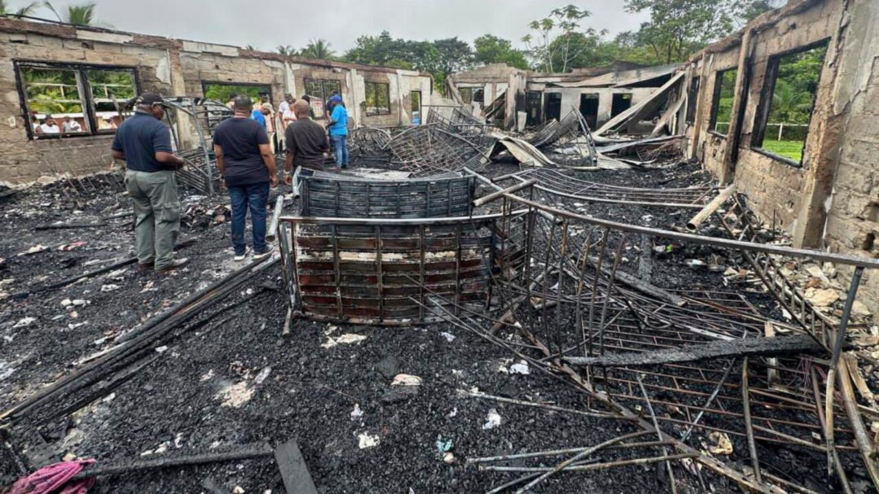 Al menos 20 personas muertas por incendio en internado escolar en Guyana.