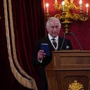 El rey Carlos III de Gran Bretaña hace su declaración durante una reunión del Consejo de Adhesión dentro del palacio de St. James en Londres el 10 de septiembre de 2022, para proclamarlo como el nuevo Rey.
